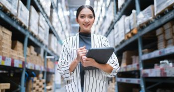 Cara Mengelola Stok Inventaris. Sumber: freepik.com