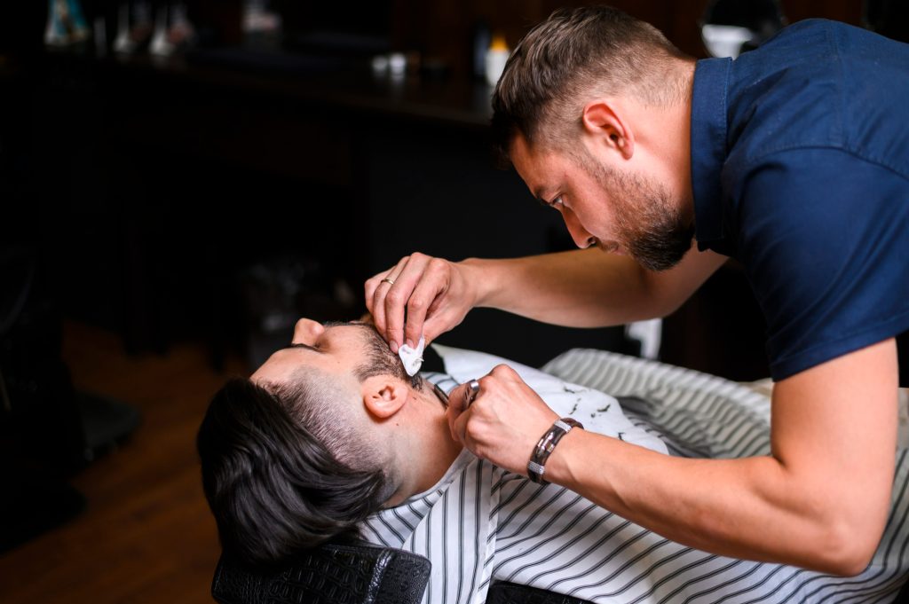 Cara Membuka Usaha Barbershop. Sumber: freepik.com