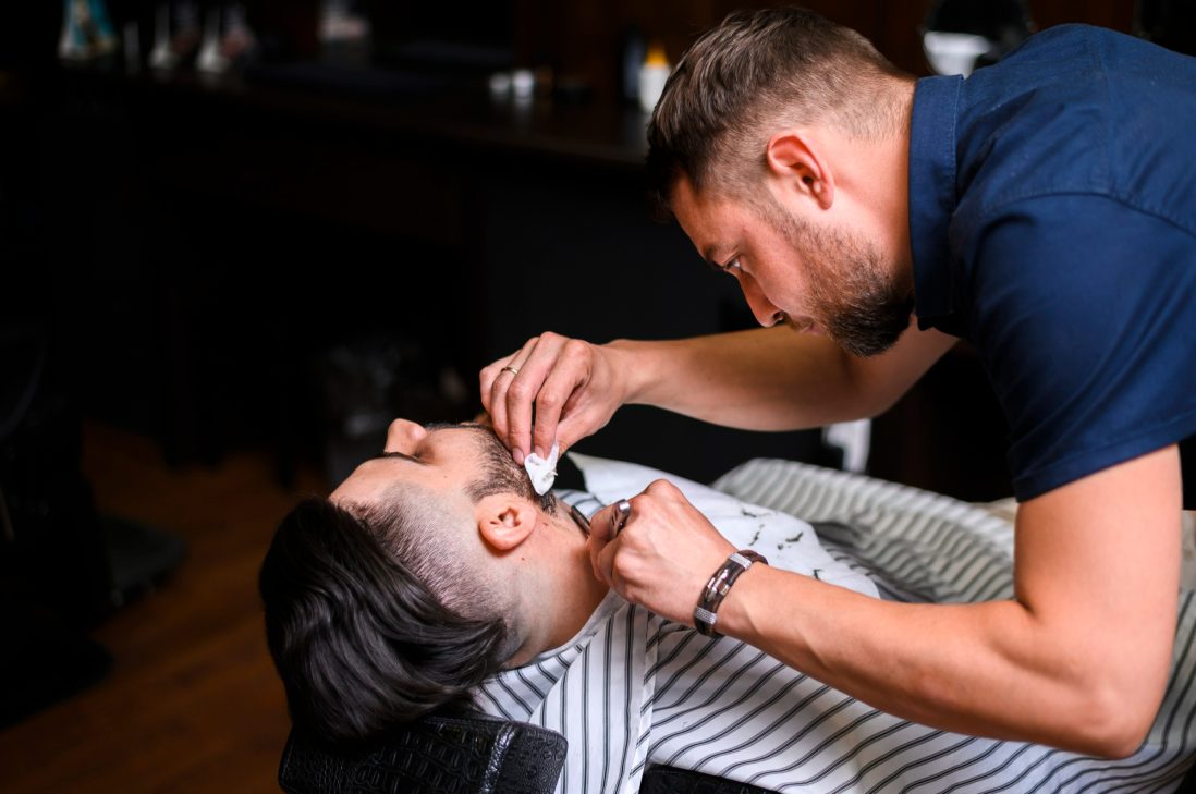 Cara Membuka Usaha Barbershop. Sumber: freepik.com