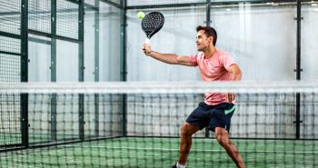 Peluang Bisnis Sewa Lapangan dan Raket Padel. Sumber: freepik.com