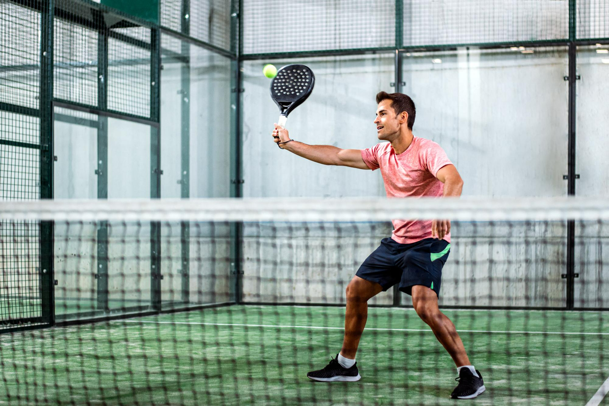 Peluang Bisnis Sewa Lapangan dan Raket Padel. Sumber: freepik.com